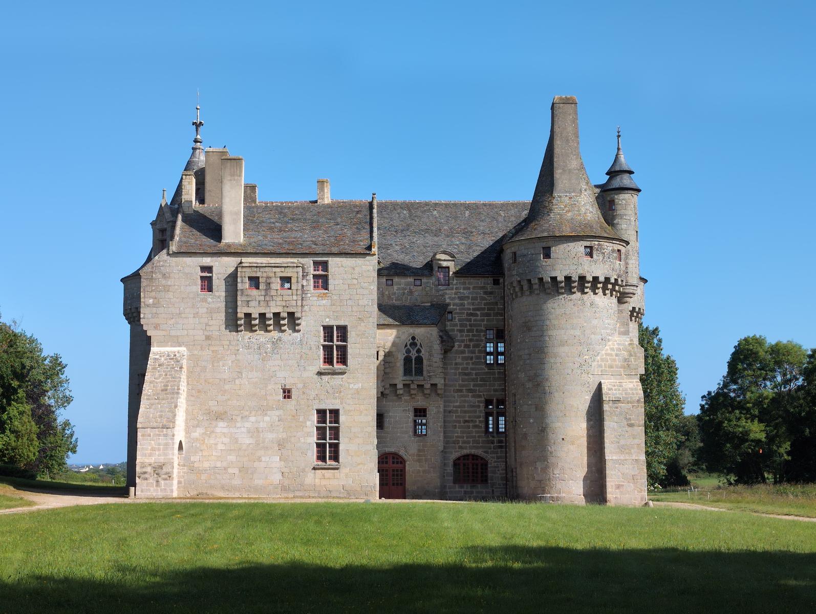La château de Kérouzéré est l'unique forteresse du XVᵉ siècle visitable dans le Finistère.